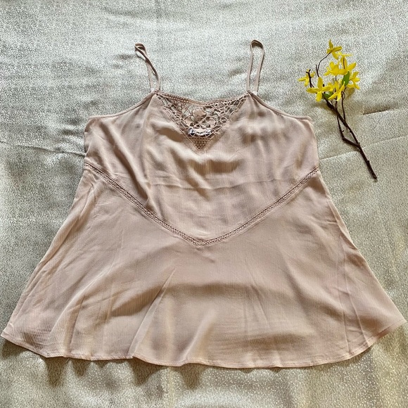 EXPRESS Lace High Neck Cami - Picture 3 of 10